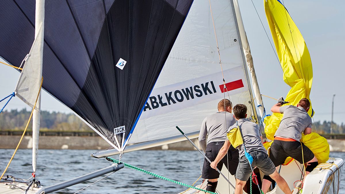 Materiały prasowe / Gwidon Libera, www.polishmatch.pl / Na zdjęciu: Załoga Szymona Jabłkowskiego podczas regat z cyklu Polish Match Tour