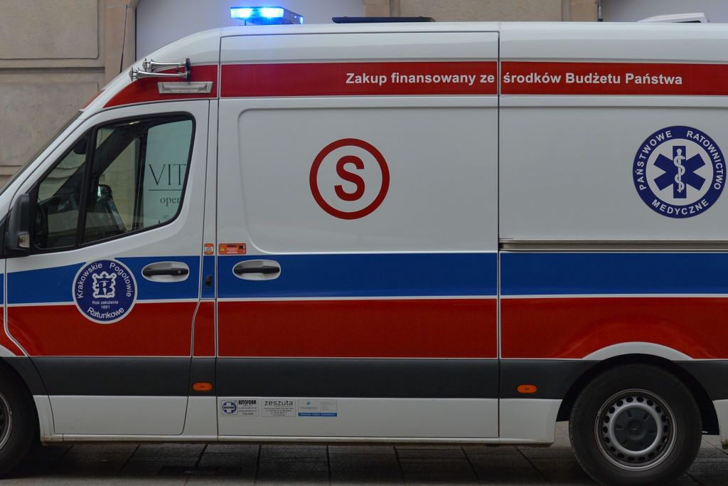 Koszmar na ulicach Warszawy. Pacjent zmarł po wypadku karetki
