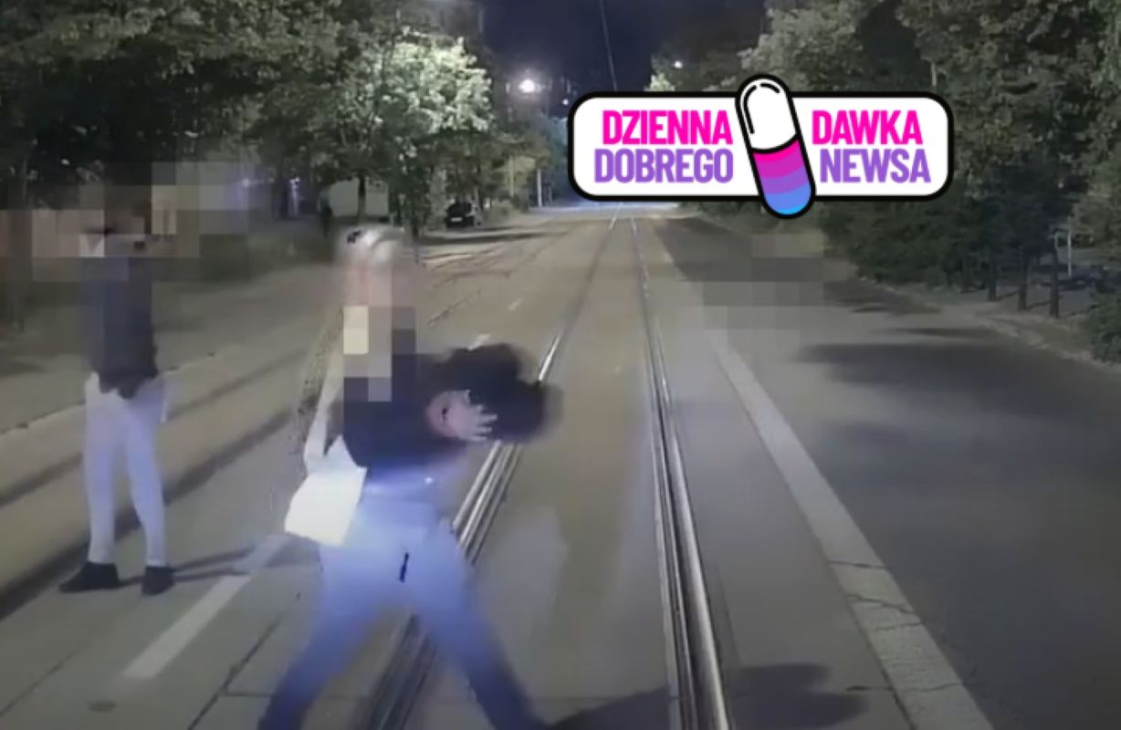 Nagle zatrzymała tramwaj i wysiadła. Jej gest poruszył internautów