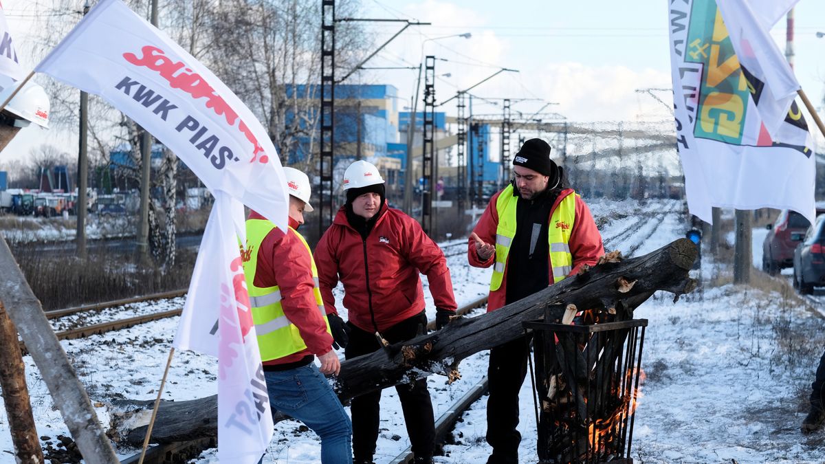 Na zdjęciu górnicy blokujący tory w czasie grudniowego protestu