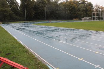 Białogard: Bieżnia stadionu miejskiego wymaga pilnego remontu. Potrzeba nawet 12 mln zł