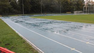 Białogard: Bieżnia stadionu miejskiego wymaga pilnego remontu. Potrzeba nawet 12 mln zł