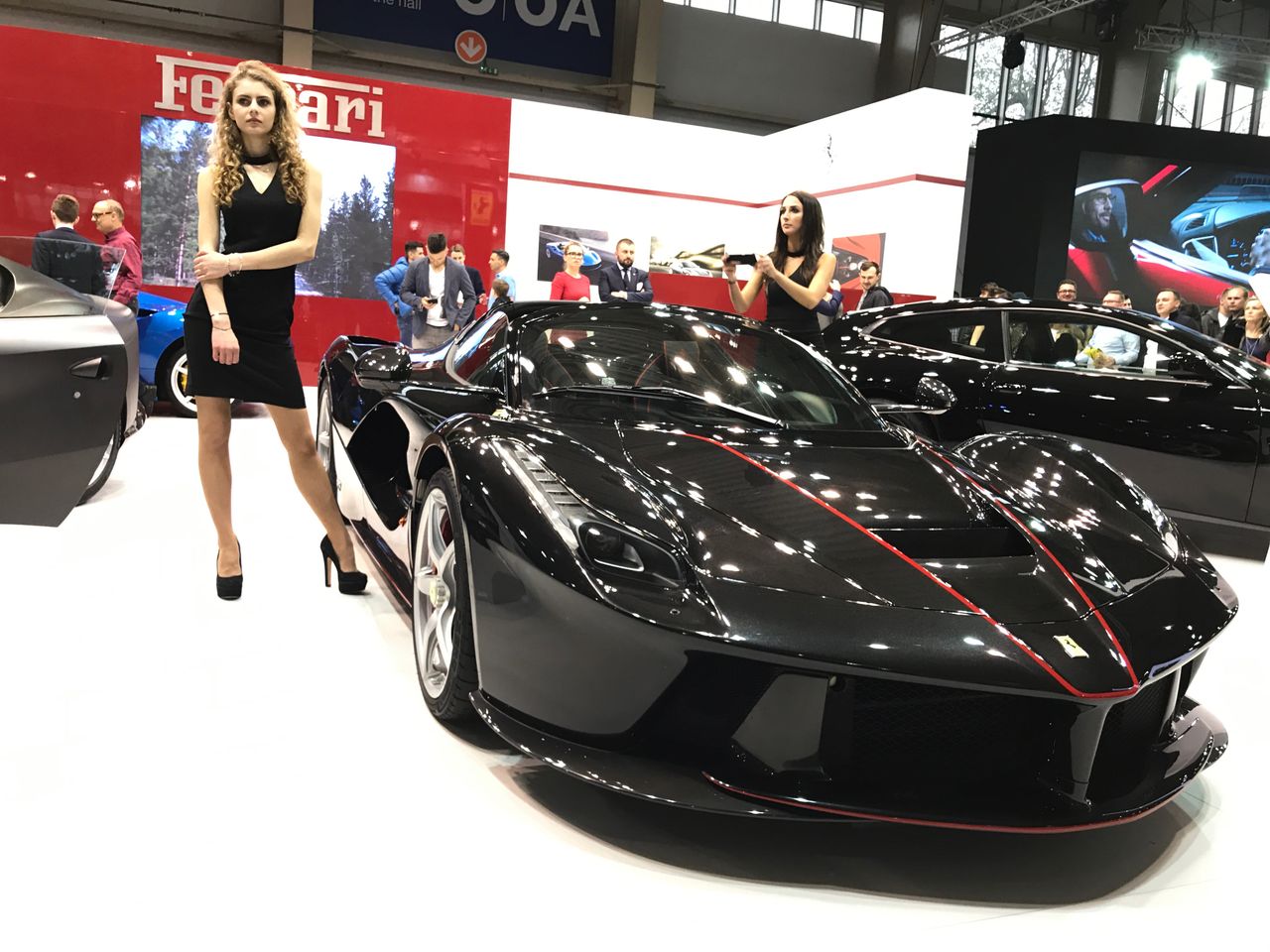 Po tym zdjęciu usłyszałem, że za mało uwagi poświęciłem hostessie, za dużo LaFerrari Apercie.