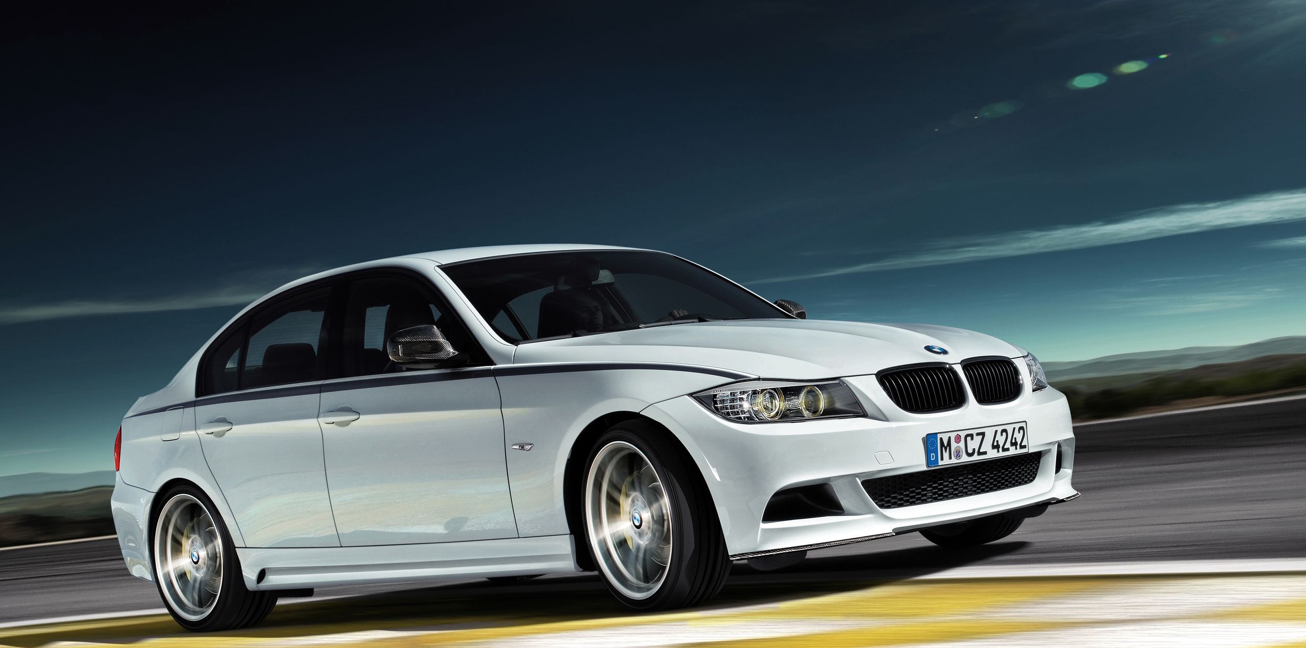 BMW wyposażało ten model w pakiet "Performance Power Kit", który zmieniał go w "prawie M-kę"