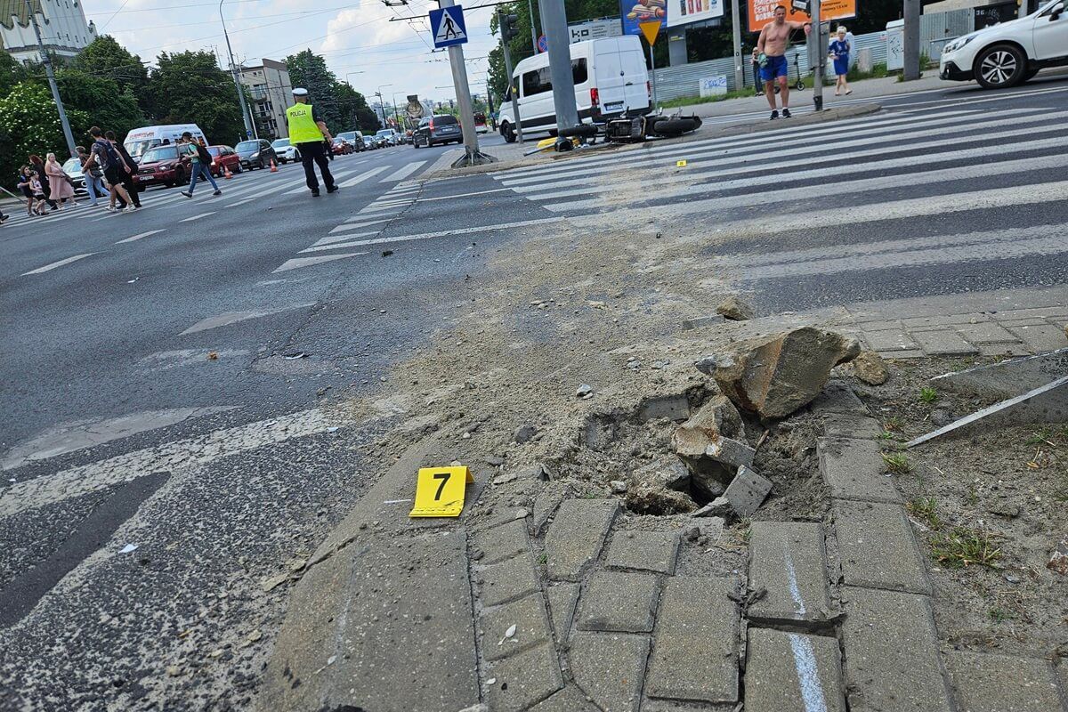 Zderzenie BMW z motocyklistą na skrzyżowaniu ul. Droga Męczenników Majdanka z ul. Łęczyńską
