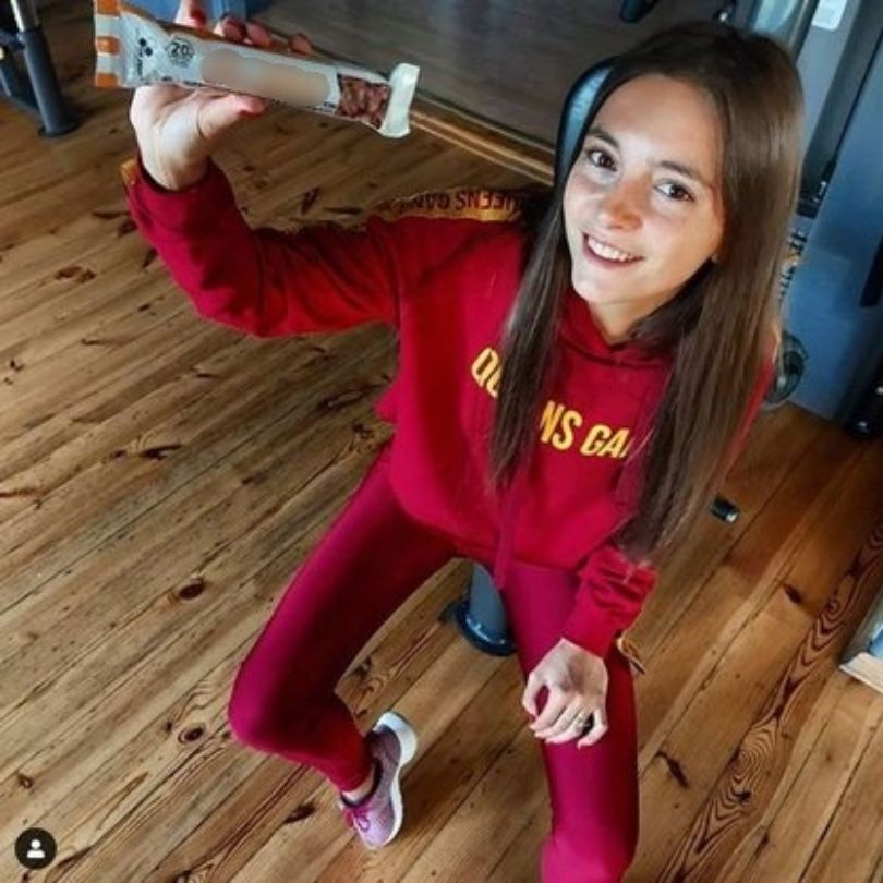 Influencerka rozprawia o decyzji TK, po czym reklamuje batonika