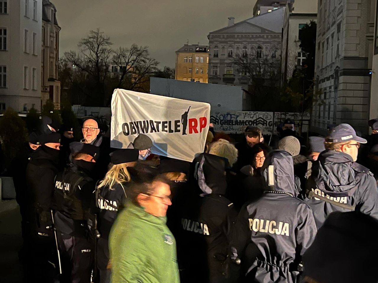 Policja przetrzymuje grupę osób na ulicy