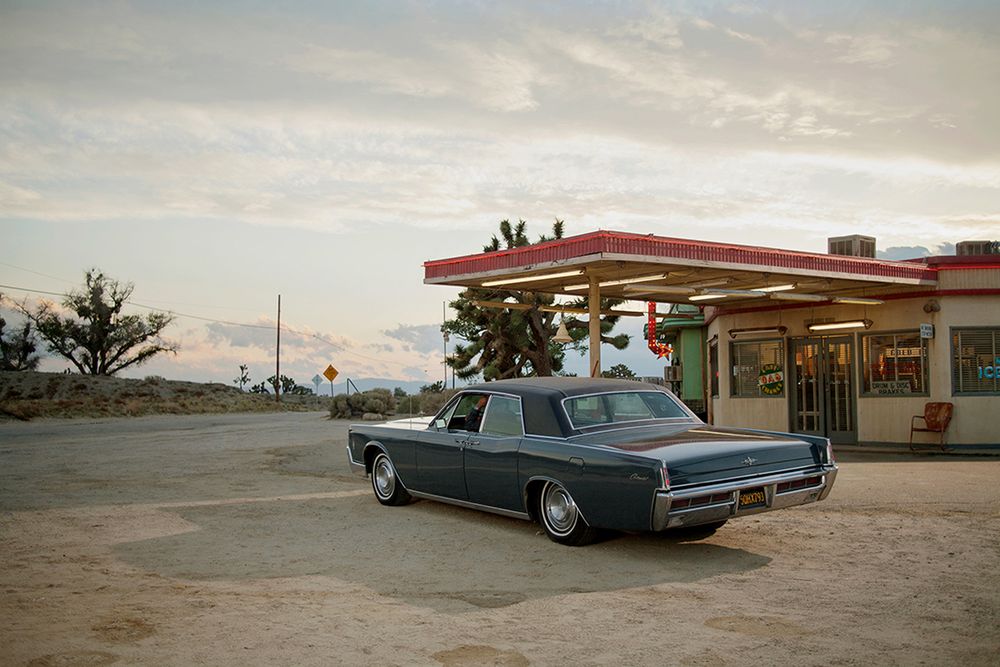 „Americana” Garroda Kirkwooda to minimalistyczny obraz wyluzowanej Kalifornii 34