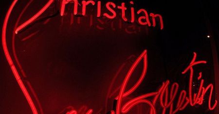 Louboutin zastrzegł czerwone podeszwy