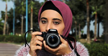 Niesamowita niewidoma fotografka. Używa dotyku i dźwięku, by komponować portrety