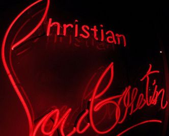 Louboutin zastrzegł czerwone podeszwy