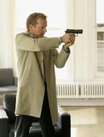 Kiefer Sutherland jako agent Bauer