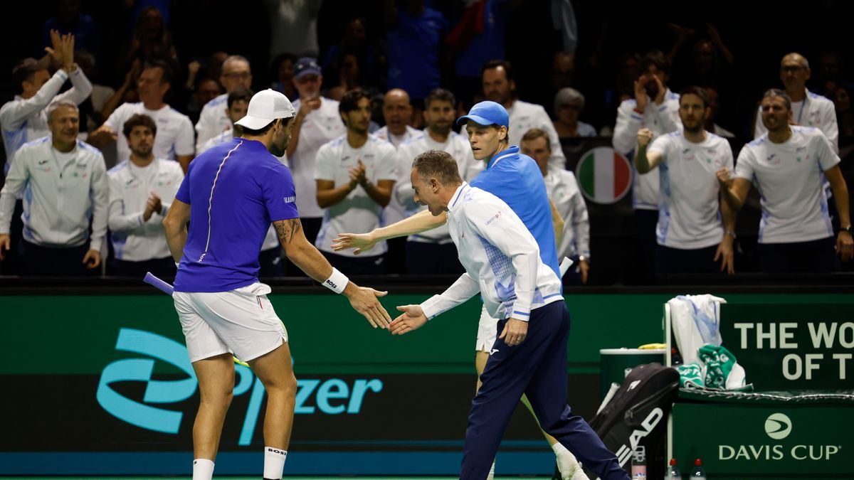 PAP/EPA / Jorge Zapata / Na zdjęciu: Matteo Berrettini (z lewej), Filippo Volandri (w środku) i Jannik Sinner