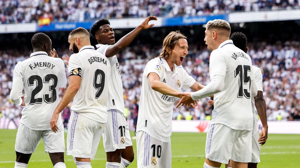 piłkarze Realu Madryt Luka Modrić drugi od prawej