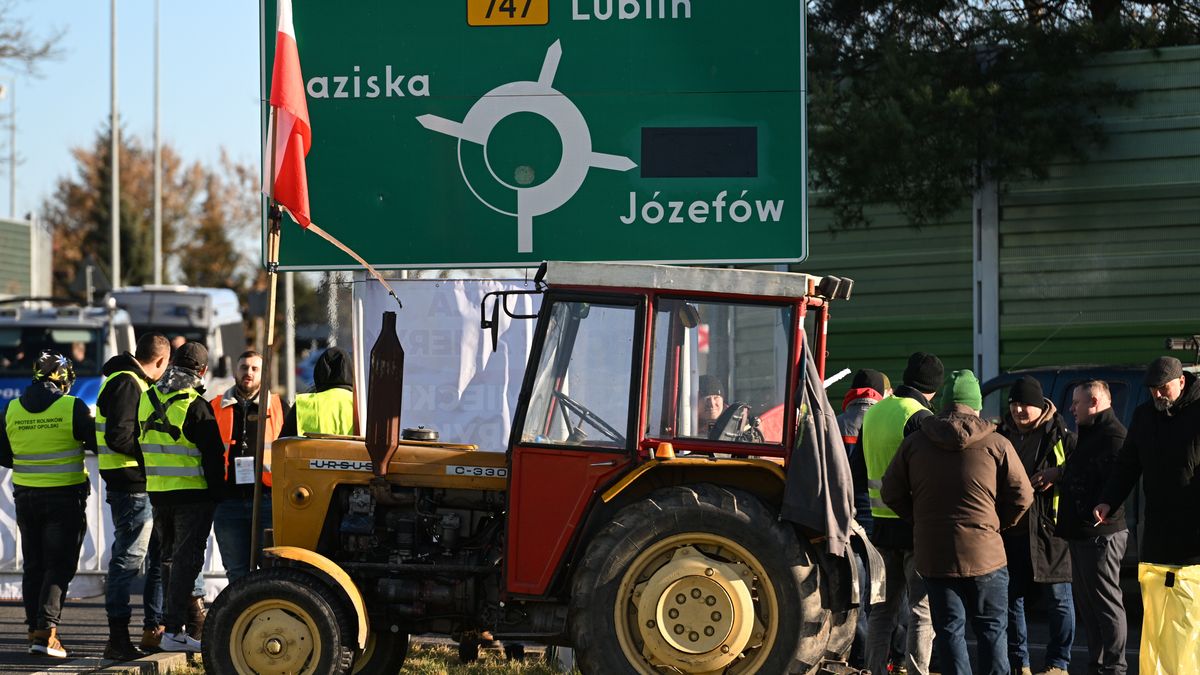 Kamień (woj. lubelskie), 13.12.2024. Protest rolników na drodze wojewódzkiej 747 w miejscowości Kamień, 13 bm. Protestujący domagają się zmian w polityce rolnej i handlowej. Rolnicy blokują drogę prowadzącą do mostu na Wiśle. (aldg) PAP/Wojtek Jargiło