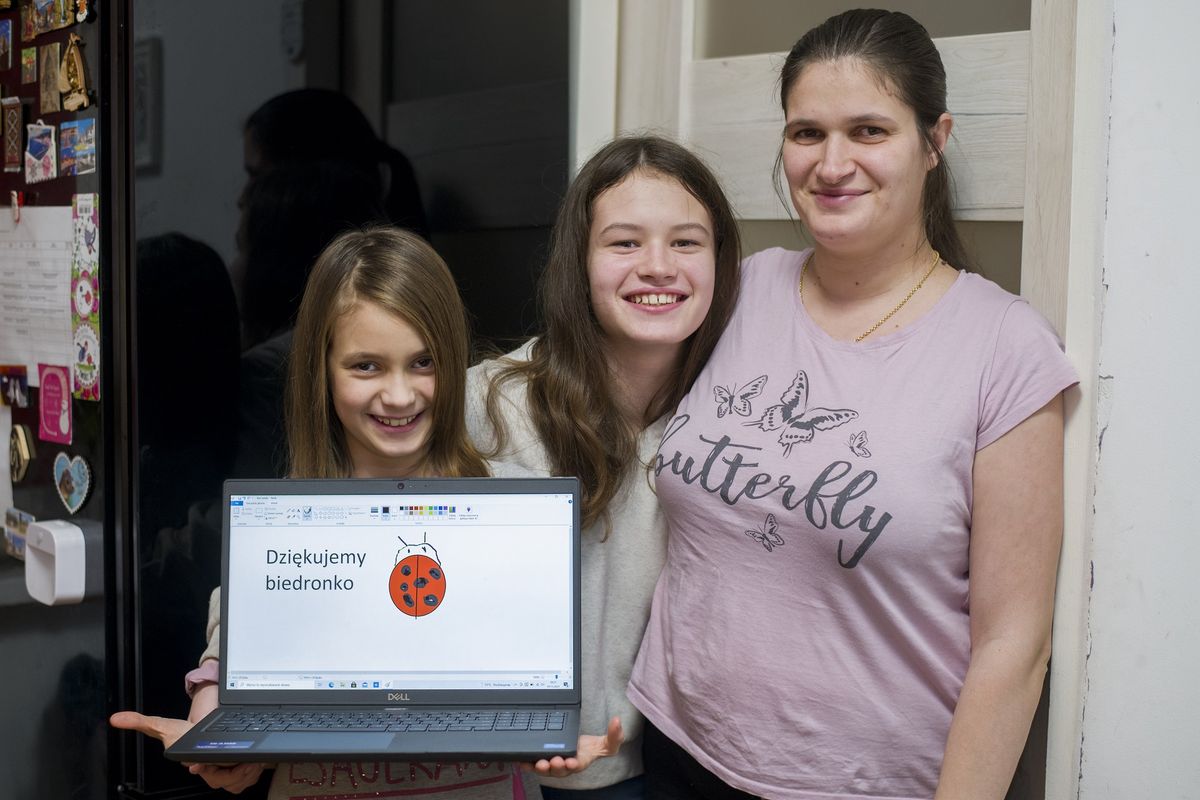  Karolina Bechcińska  - sprzedawca w sieci Biedronka wraz z córkami - 11-letnią Nikolą i 8-letnią Roksaną