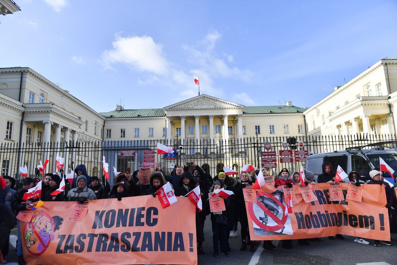 Protest kupców z centrum handlowego przy Marywilskiej 44 przed warszawskim ratuszem. Protestujący nie zgadzają się na wysokie podwyżki czynszów za lokale