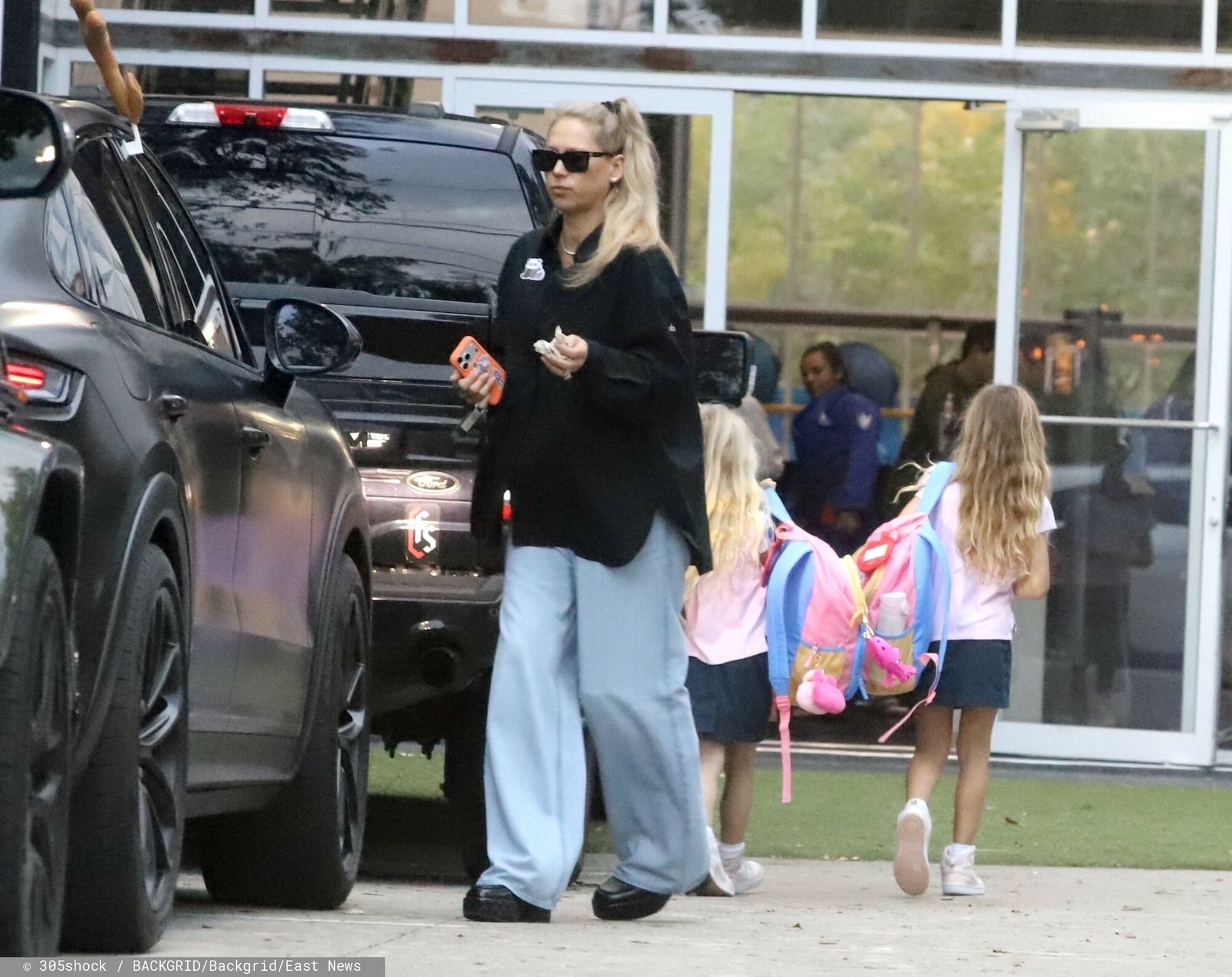 Anna Kournikova odprowadza dzieci do szkoły