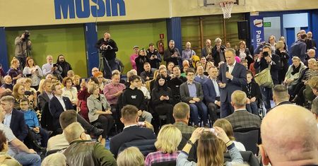 Po tych słowach tłum mocno zareagował. Kluczowy moment spotkania z Tuskiem