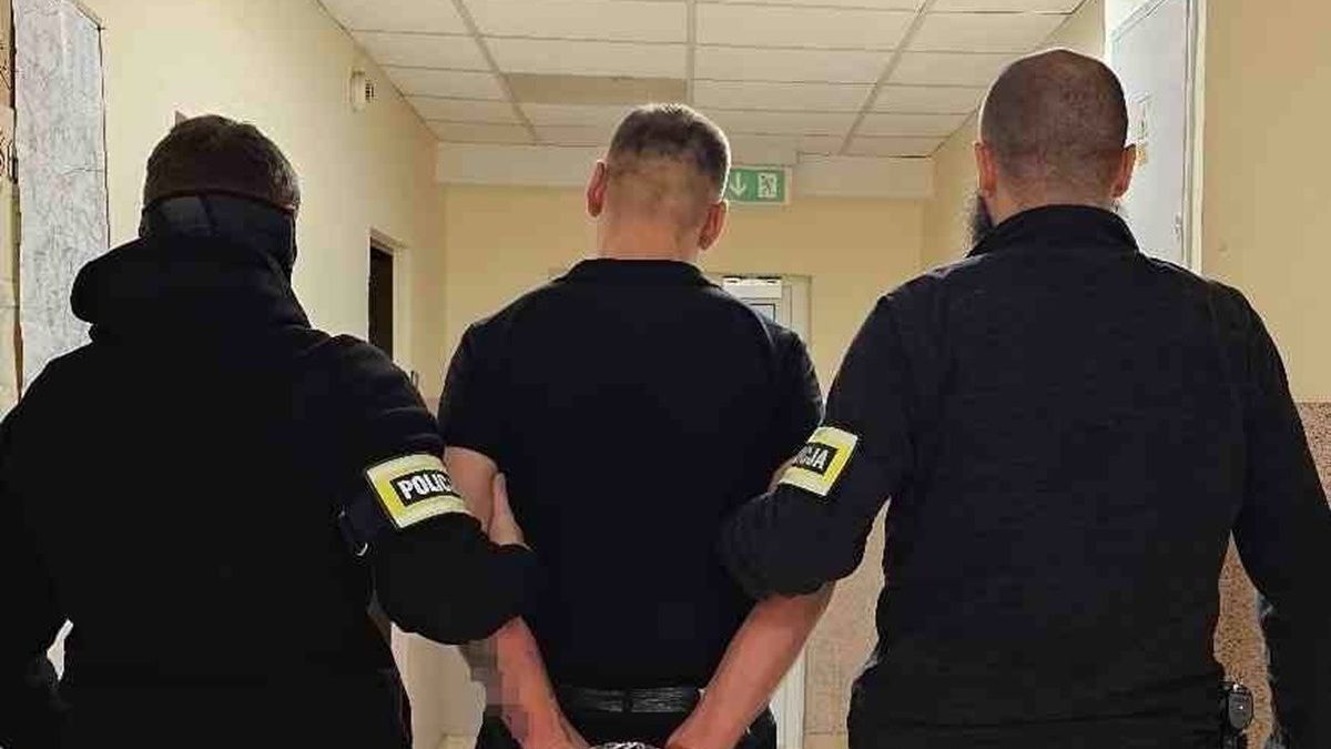 zatrzymany prowadzony przez dwóch policjantów