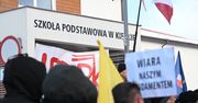 Nauczycielka miała wyrzucić krzyż do kosza. Protest przed szkołą