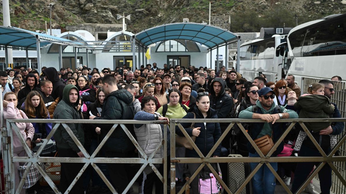 9 tys. mieszkańców i turystów opuściło grecką wyspę Santorini