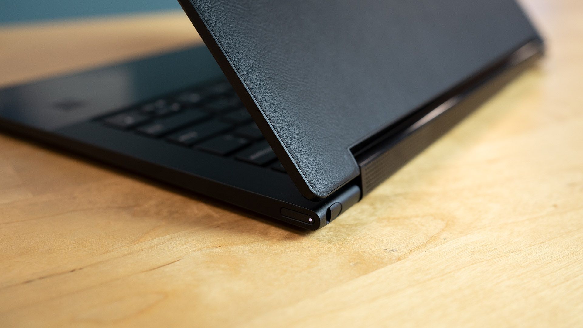Lenovo Yoga 9i - włącznik i stylus