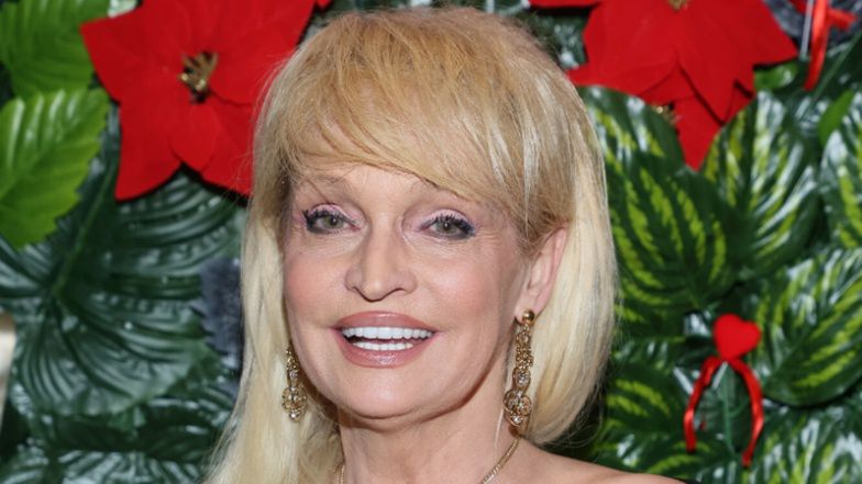 Adrianna Biedrzyńska pozuje w kreacji z wycięciem