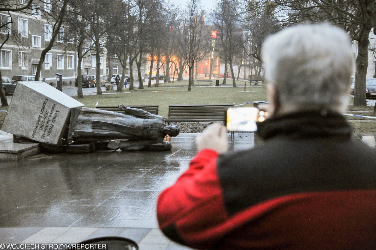Pomnik ks. Jankowskiego obalony. Jest reakcja władz Gdańska