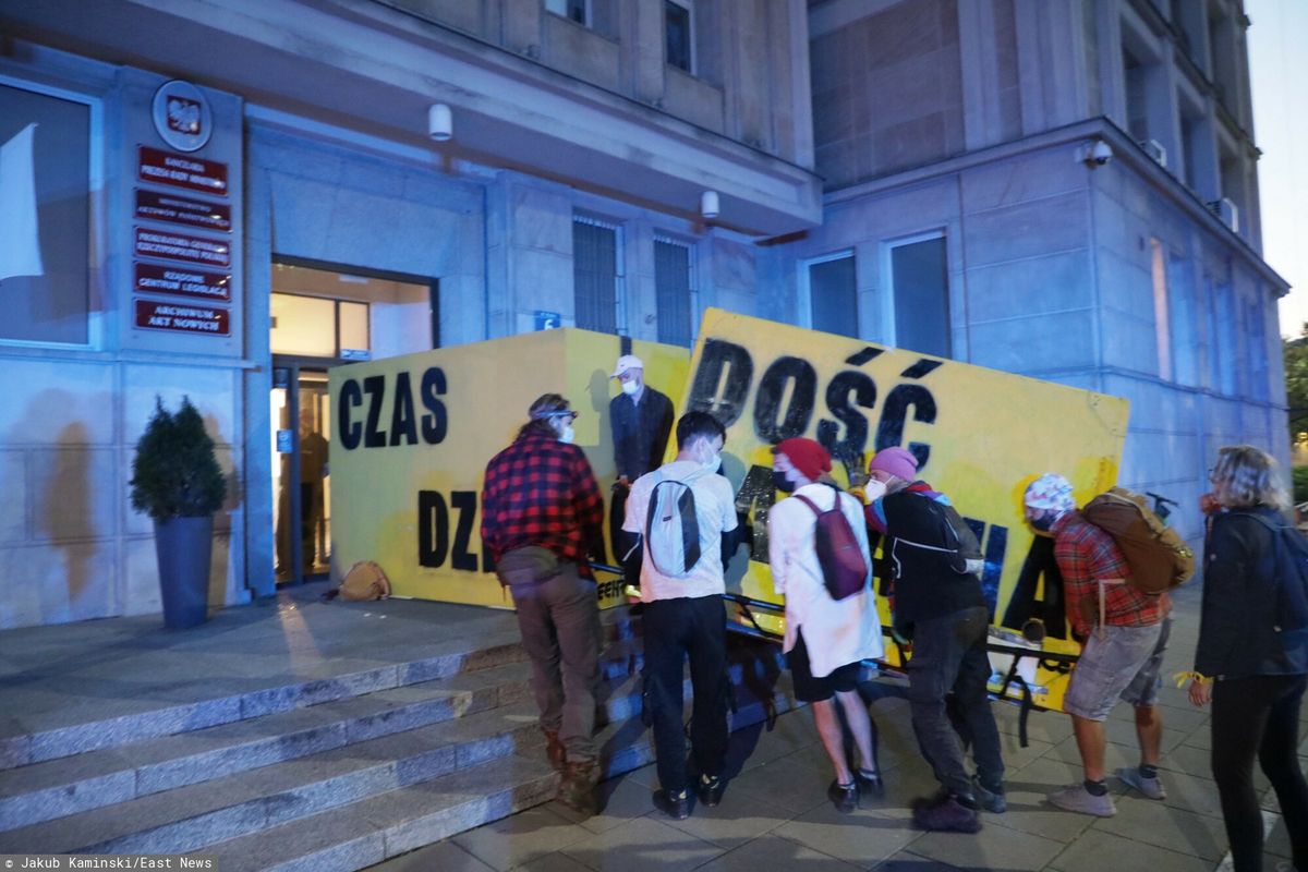 Warszawa. Akcja Greenpeace pod Ministerstwem Aktywów Państwowych 