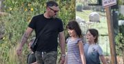 Były mąż Megan Fox spaceruje po Malibu z trzema synami (ZDJĘCIA)