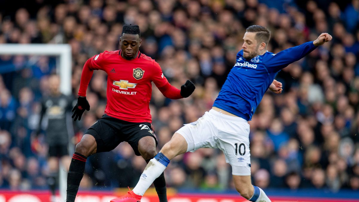 Aaron Wan-Bissaka (z lewej) i Gylfi Sigurdsson