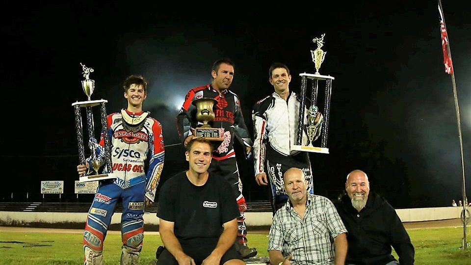 WP SportoweFakty / Brian E. Walsh / Podium zawodów US Open. Jason Bonsignore siedzi na pierwszym stopniu podium