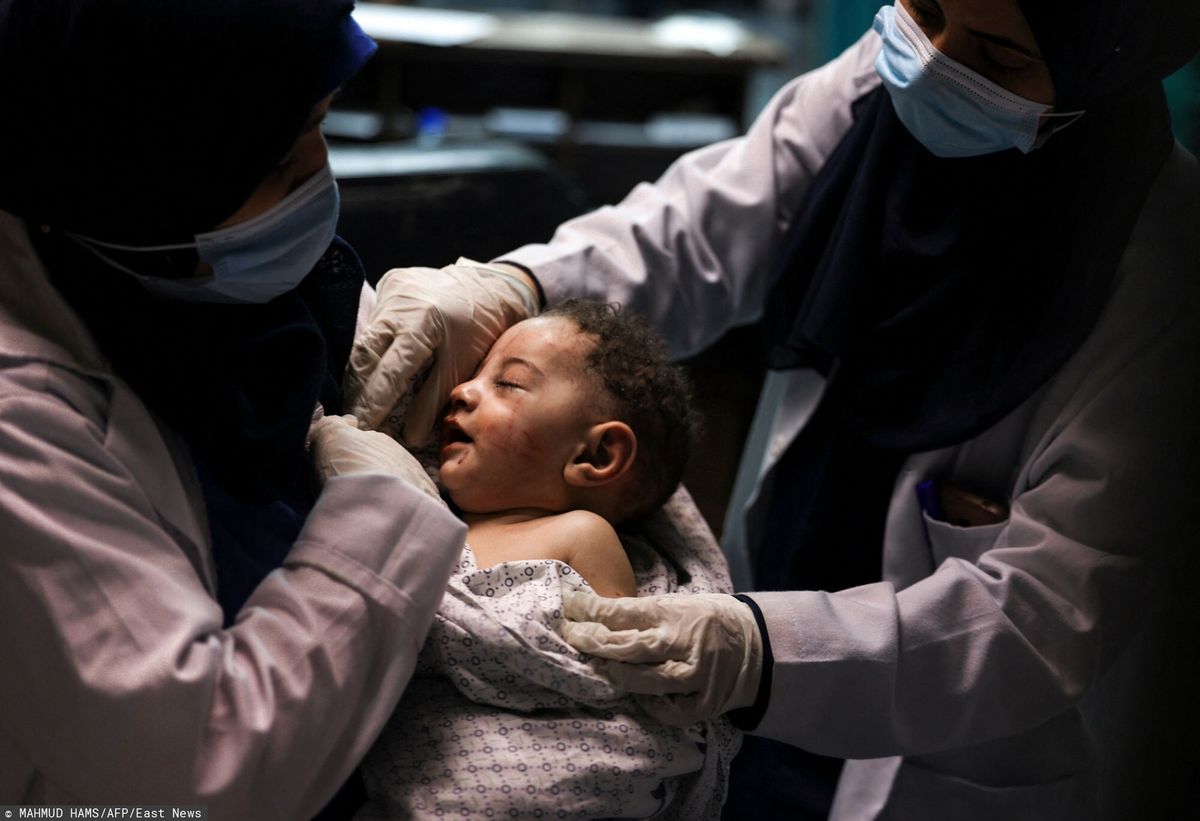 Strefa Gazy w ogniu. Z ruin domu wydobyto niemowlę