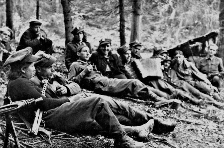 Partyzanci Ognia w obozie nad Przełęczą Borek, lato 1946 r. 
