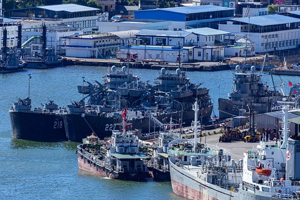 Okręty tajwańskiej marynarki wojennej zakotwiczone w porcie w Keelung