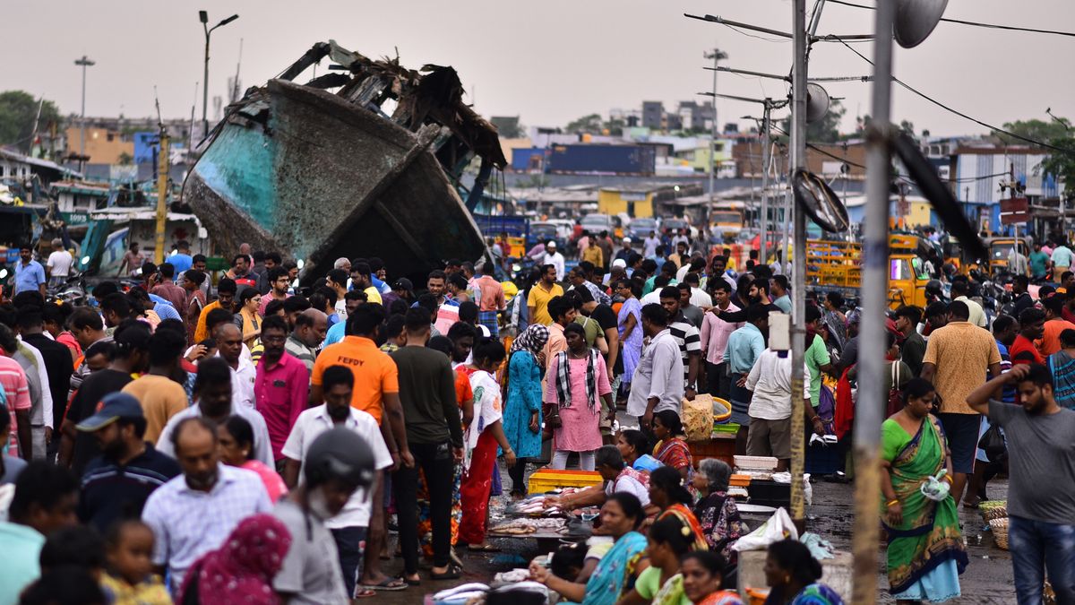 People gather to buy seafood following the conclusion of the fishing ban period, at Kasimedu fishing harbor, in Chennai, India, 18 June 2023. As the 61-day fishing ban period concluded, fishermen brought the catch from the Bay of Bengal to sell at the Sunday market at Kasimedu fishing harbor. The seasonal fishing ban is imposed to conserve the fisheries' resources during their breeding period for two months every year on the East coast of India. EPA/IDREES MOHAMMED Dostawca: PAP/EPA.