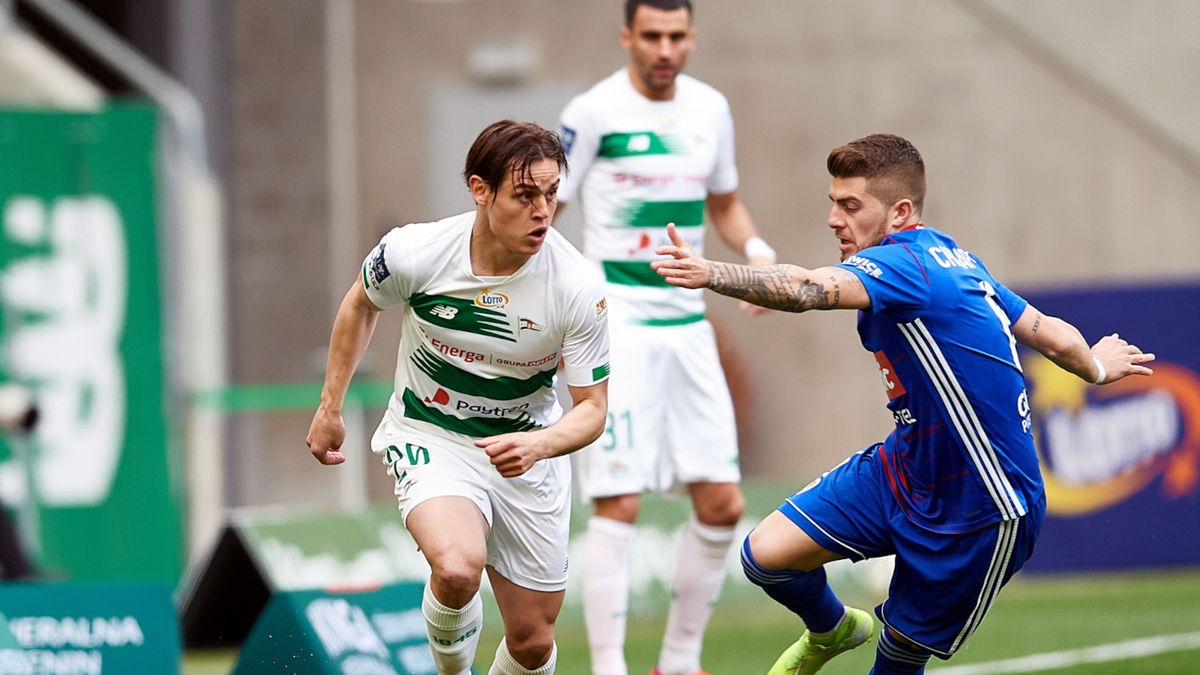 PAP / Adam Warżawa / Na zdjęciu: piłkarz drużyny Lechia Gdańsk Conrado (z lewej) i Michał Chrapek (z prawej) z zespołu Piast Gliwice