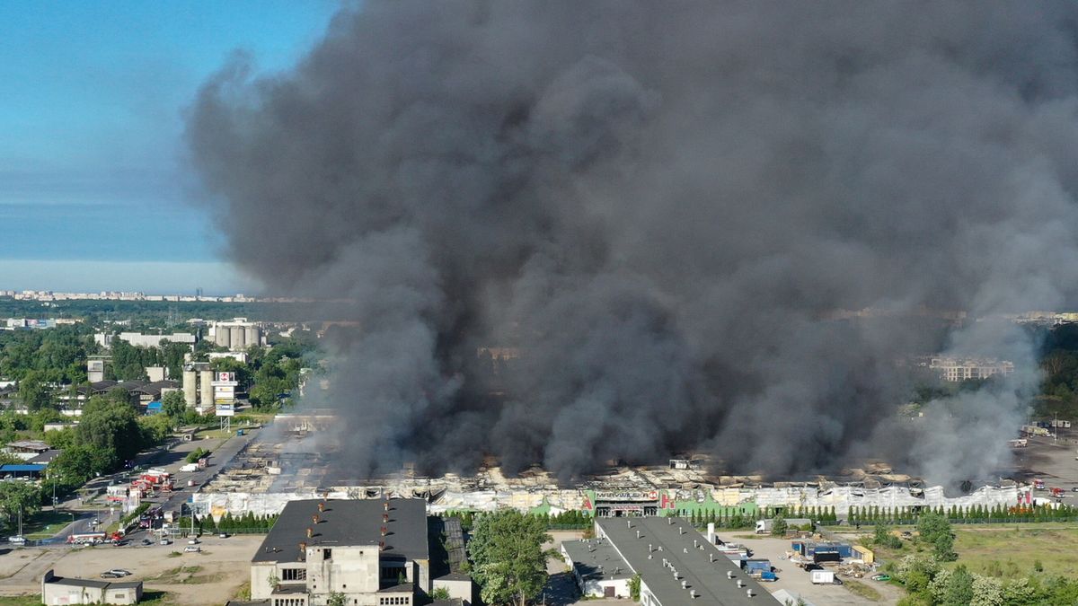 po�ar
Warszawa, 12.05.2024. Po�ar kompleksu handlowego przy ul. Marywilskiej 44 w Warszawie, 12 bm. Ogniem obj�te jest ponad 80 proc. hali. Dzia�ania ratownicze prowadzi 50 zast�p�w, w tym SGRChem. (aldg) PAP/Leszek Szyma�ski
***Do tego materia�u zdj�ciowego dost�pna jest r�wnie� depesza w systemie CSI, pt.: Warszawa/ Stra� po�arna: p�onie kompleks handlowy Marywilska 44**
Leszek Szyma�ski
centrum handlowe, centrum handlowego, chmura dymu, dron, dym, hala, hali, handlowa, handlowy, kompleks, Marywilska 44, po�ar, widok, z drona, z g�ry, zadymienie, zdymienie