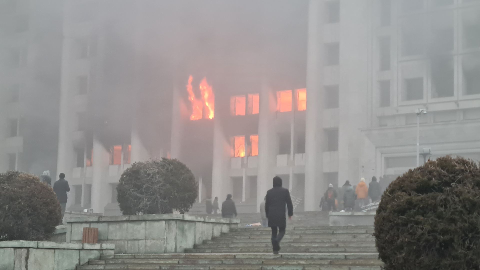 W trakcie styczniowych protestów w Kazachstanie życie straciły 227 osób. Na zdjęciu płonący budynek w mieście Ałmaty