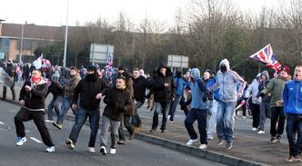 Zamieszki w Belfaście. Parlament debatuje o rozruchach