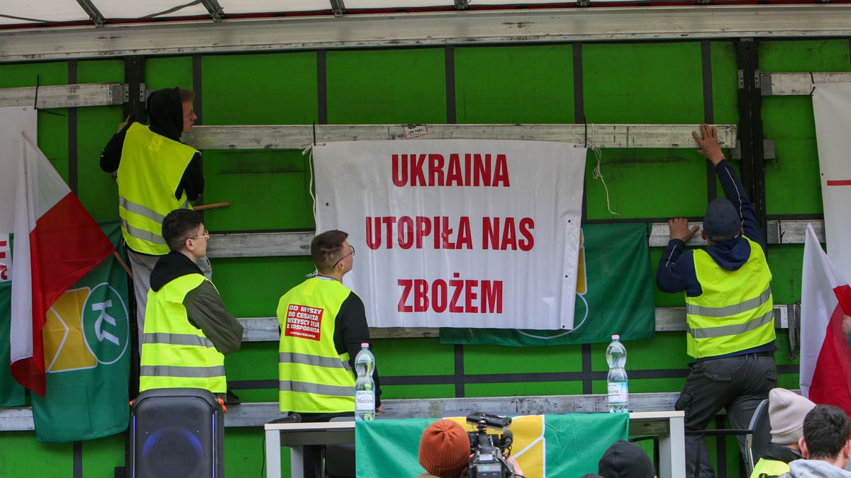 Świecko, 17.03.2024. Protest rolników na polsko-niemieckiej granicy w Świecku, 17 bm. Rolnicy z całej Polski kontynuują protesty. Ich powodem jest m.in. niedawna decyzja Komisji Europejskiej o przedłużeniu bezcłowego handlu z Ukrainą do 2025 roku, a także sprzeciw wobec prowadzonej przez Unię Europejską polityce Zielonego Ładu. (mr) PAP/Lech Muszyński