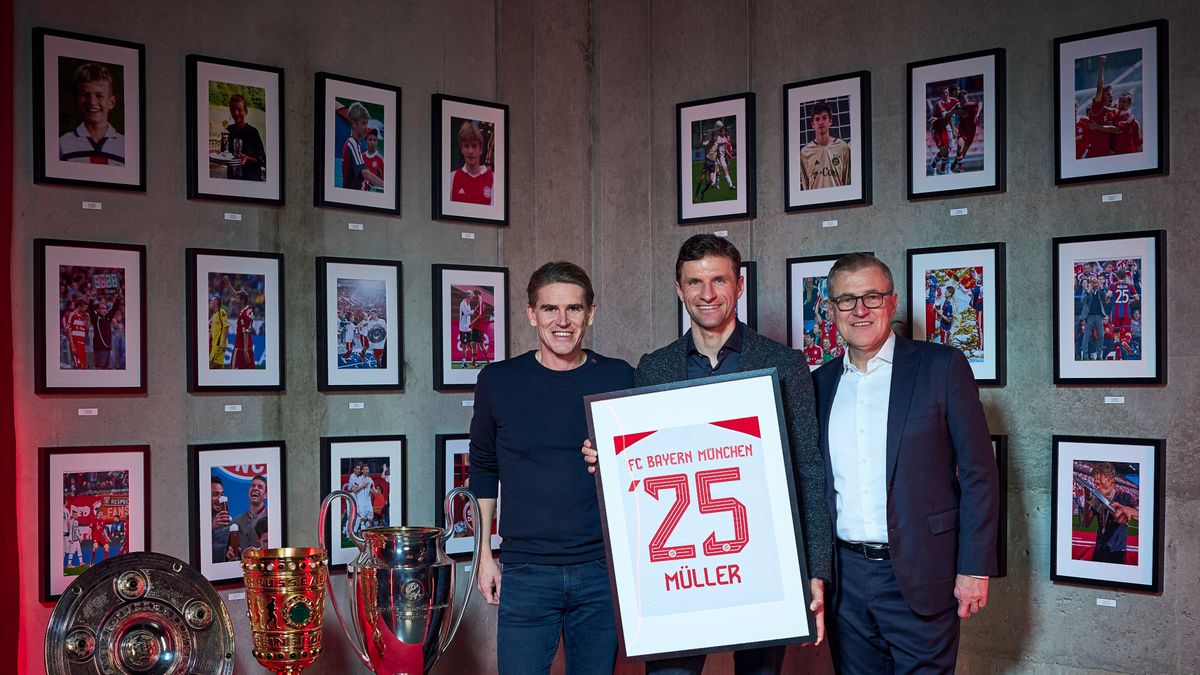 Thomas Mueller (w środku) podpisał nowy kontrakt z Bayernem