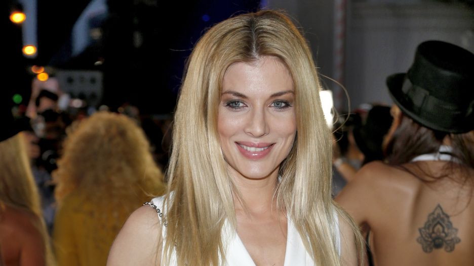 Izabela Łukomska-Pyżalska wygina się na rurze