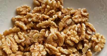 Zamiast wydawać krocie na suplementy, idę do spożywczaka. Ten tani produkt zbija cholesterol i jest paliwem dla mózgu