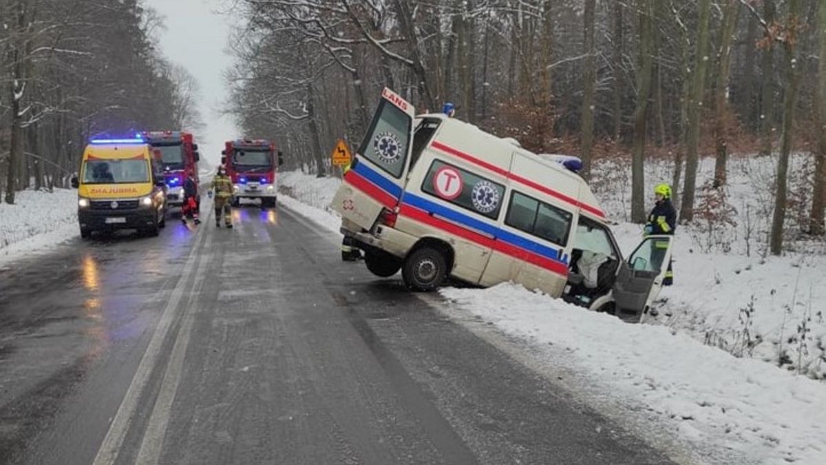 Ambulans wpadł do rowu