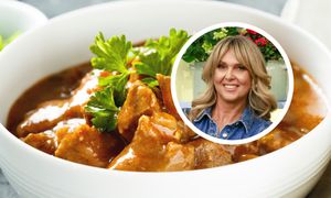 Ewa Wachowicz bierze kilogram tego mięsa i smalec gęsi. Taki gulasz jest najlepszy