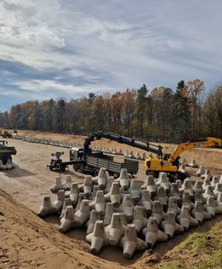 Tarcza Wschód. Wojsko napełnia składy przy granicy