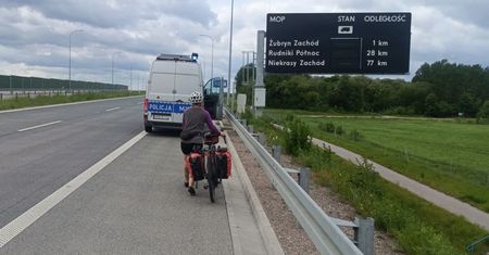 Norweżka jechała rowerem po ekspresówce. Tak tłumaczyła się drogówce