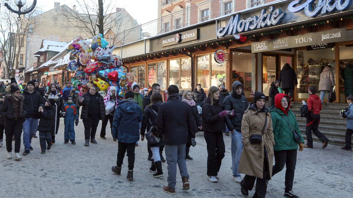 Zakopane, 28.12.2024. Tłumy turystów na Krupówkach w Zakopanem, 28 bm. Trwa szczyt sezonu zimowego, turyści przyjechali pod Tatry aby spędzić tu święta Bożego Narodzenia i powitać Nowy Rok. (sko) PAP/Grzegorz Momot